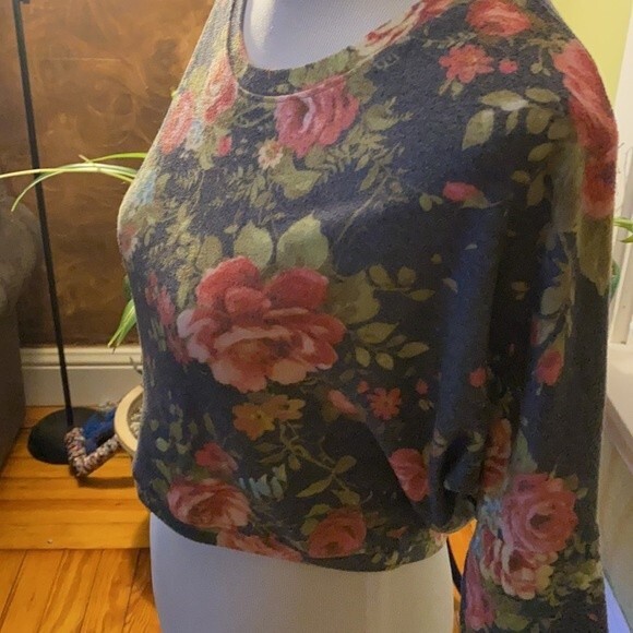 Spring Floral Crop Top - Picture 5 of 7